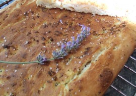 Focaccia sa lavandom