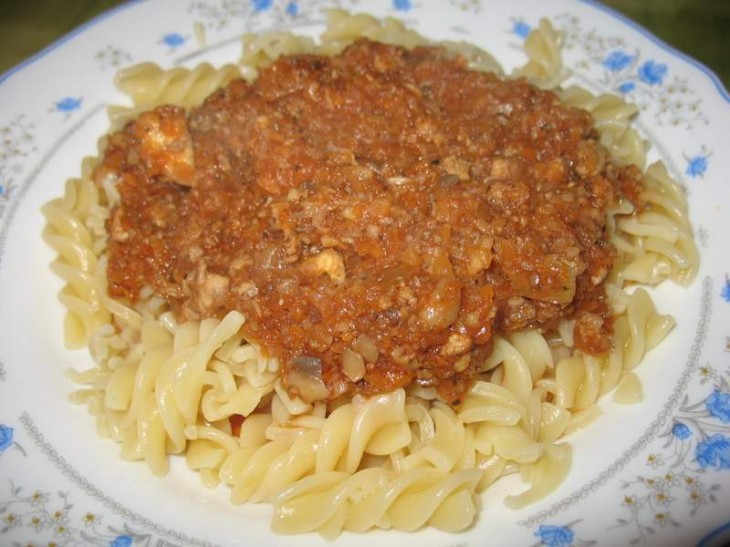 Testenina u umaku od povrća, mesa i šampinjona