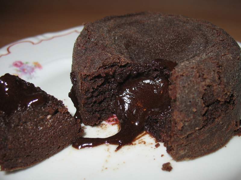 Турецкий шоколадный пирог. Влажный шоколадный кекс. Влажные шоколадные маффины. Турецкий мокрый шоколадный кекс. Влажный шоколадный кекс с шоколадом.