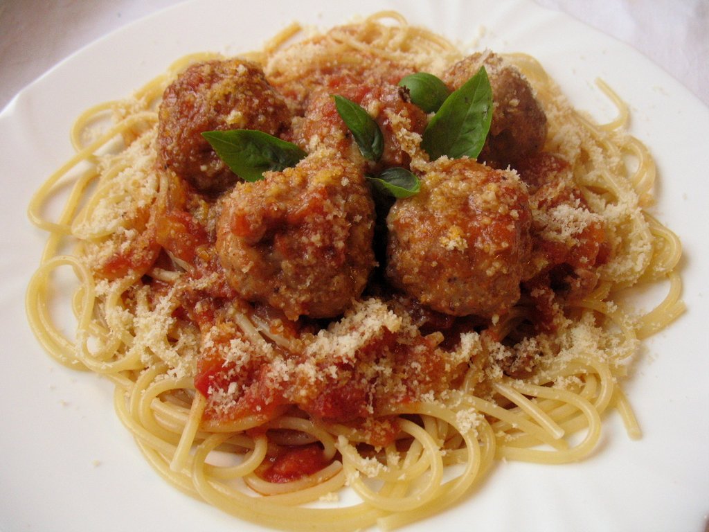Pržene ćufte u paradajz sosu sa špagetama