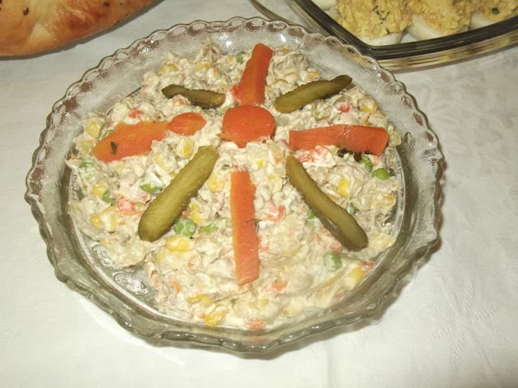 Ruska salata sa povrćem i suvom šunkom