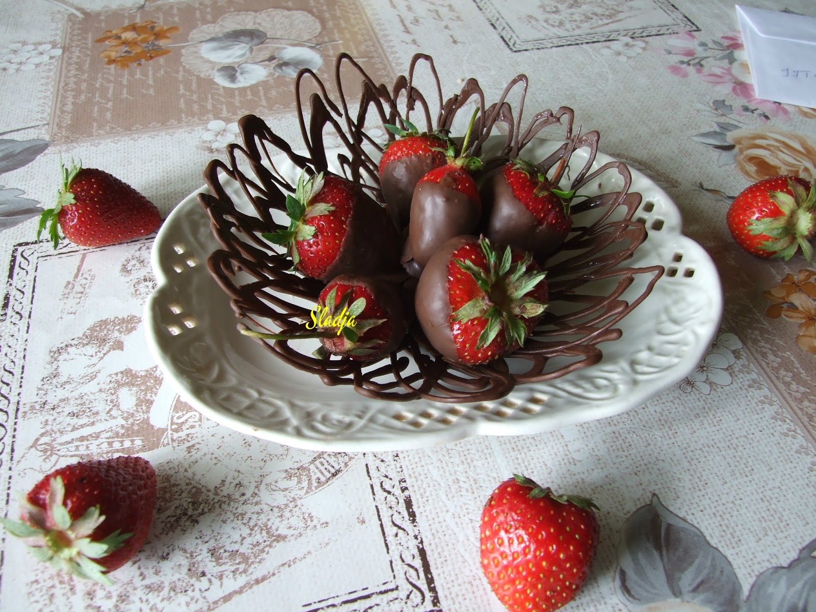 Čokoladna korpica sa jagodama u čokoladi
