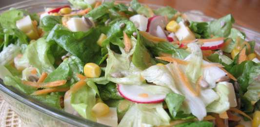 Zelena salata sa kukuruzom, rotkvicama, sirom, semenkama i šargarepom