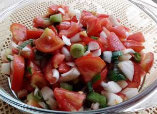 Jednostavna salata od paradajza i mladog luka
