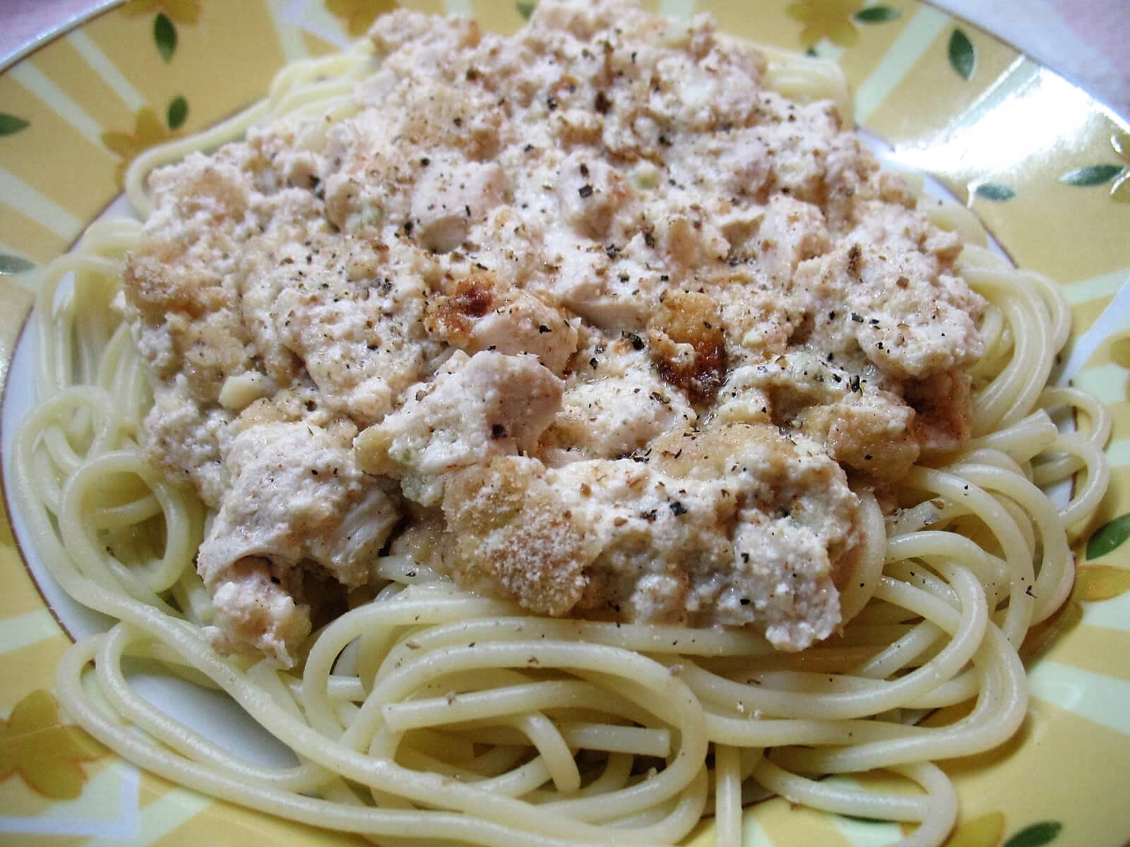 Sočna piletina sa špagetama u sosu od jogurta i sira