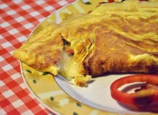 Kako se pravi vazdušast omlet sa sirom i prilozima