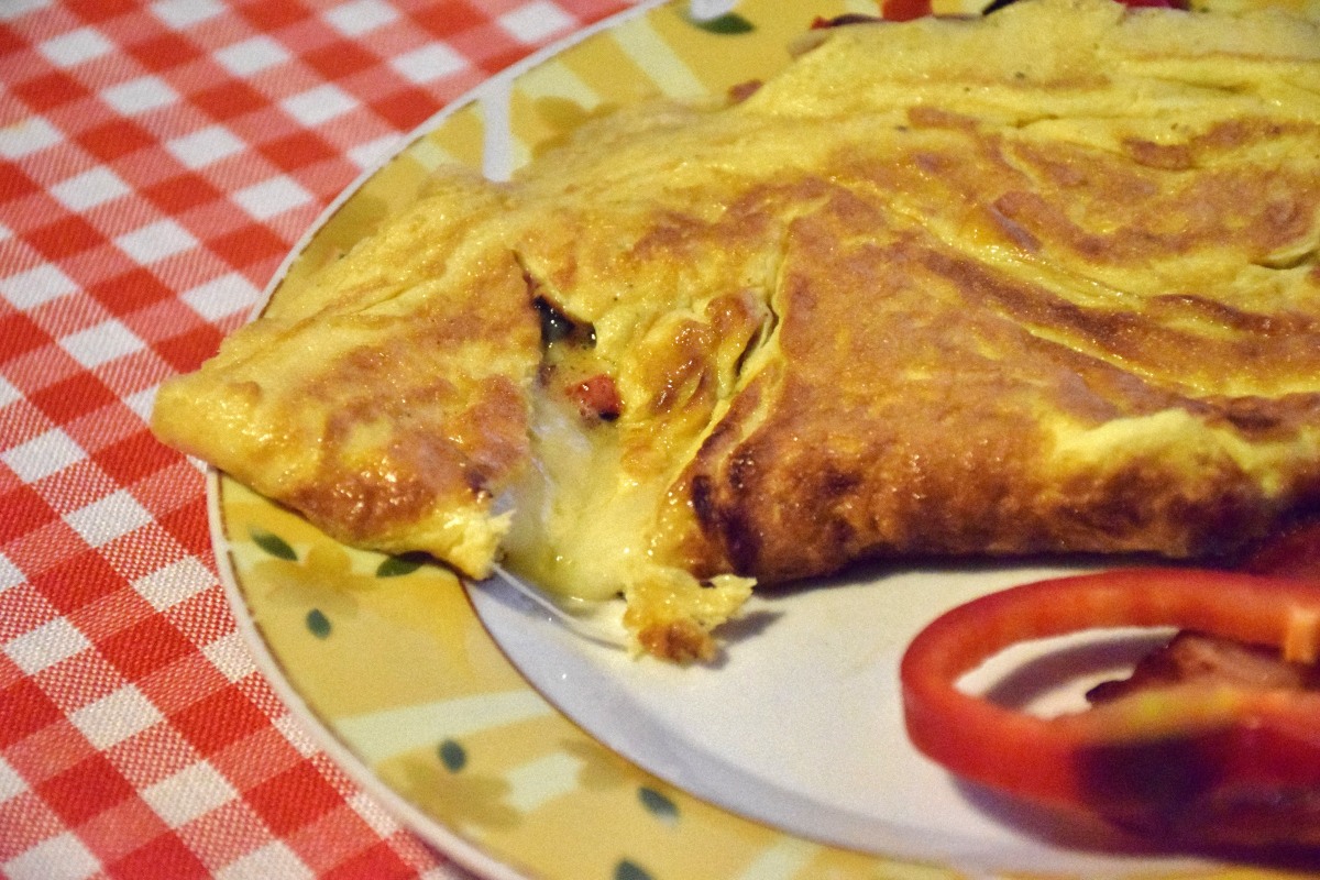 Kako se pravi vazdušast omlet sa sirom i prilozima