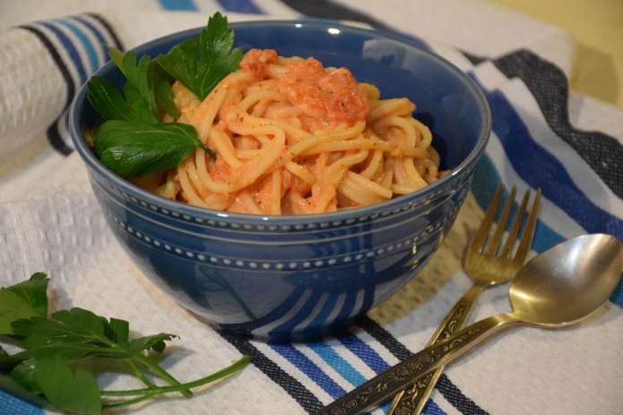 Špagete u kremastom paradajz sosu ili ručak za pola sata
