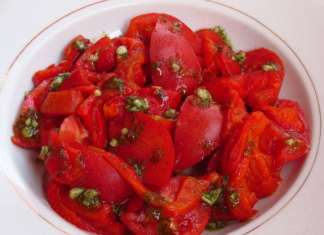 Salata od paradajza i pečenih paprika