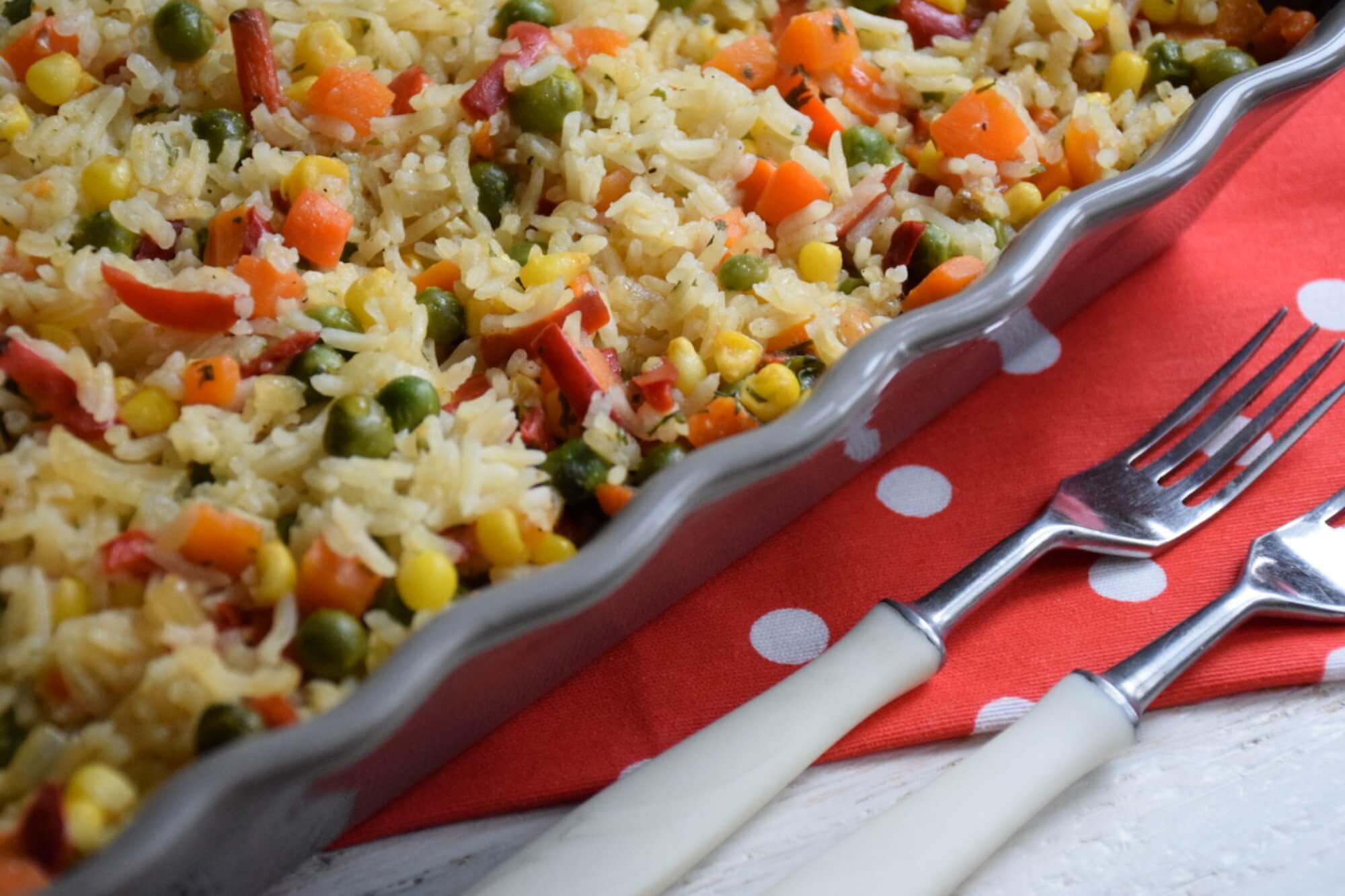 Jednostavan prilog od pirinča i mešavine povrća