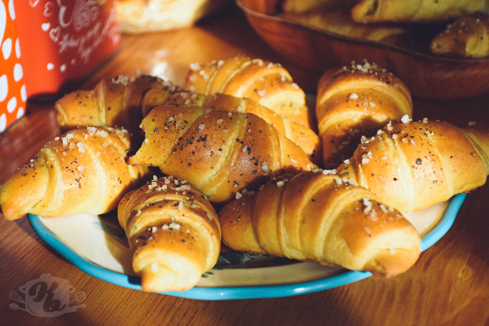 Pikantni kroasani punjeni mesom i sirom - na brži način