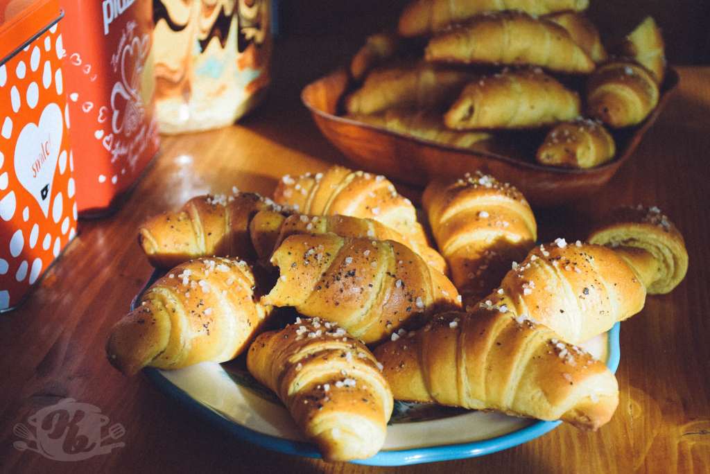 Pikantni kroasani punjeni mesom i sirom - na brži način