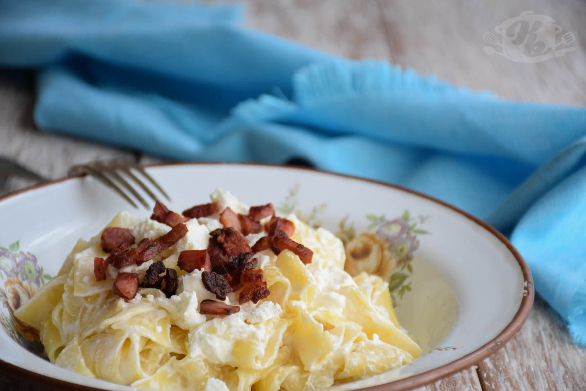 Testenina sa feta sirom i prženom slaninom - Túrós csusza varijanta