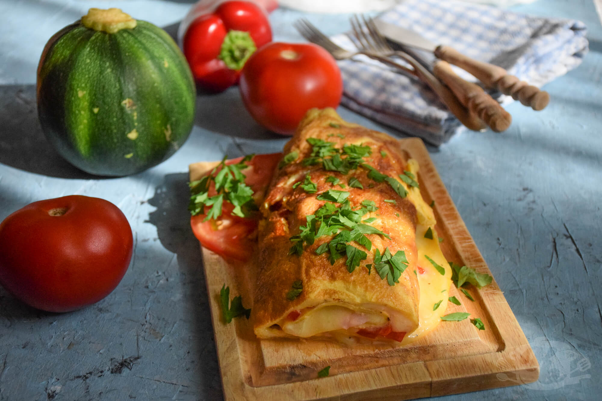 Rolovani omlet punjen sa sirom i dodacima po želji