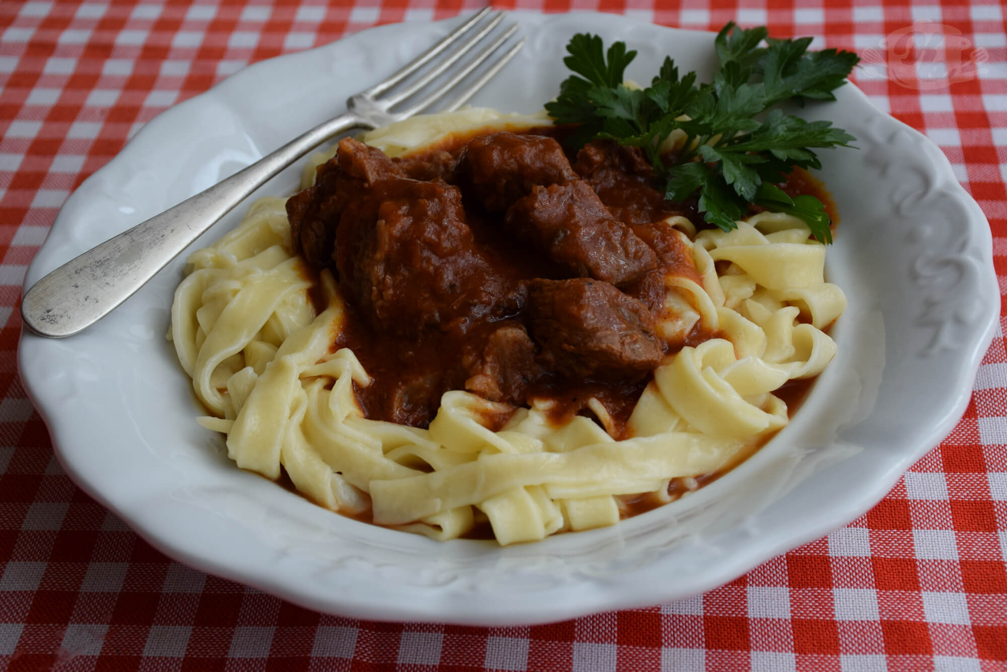 Juneći ragu sa domaćom testeninom