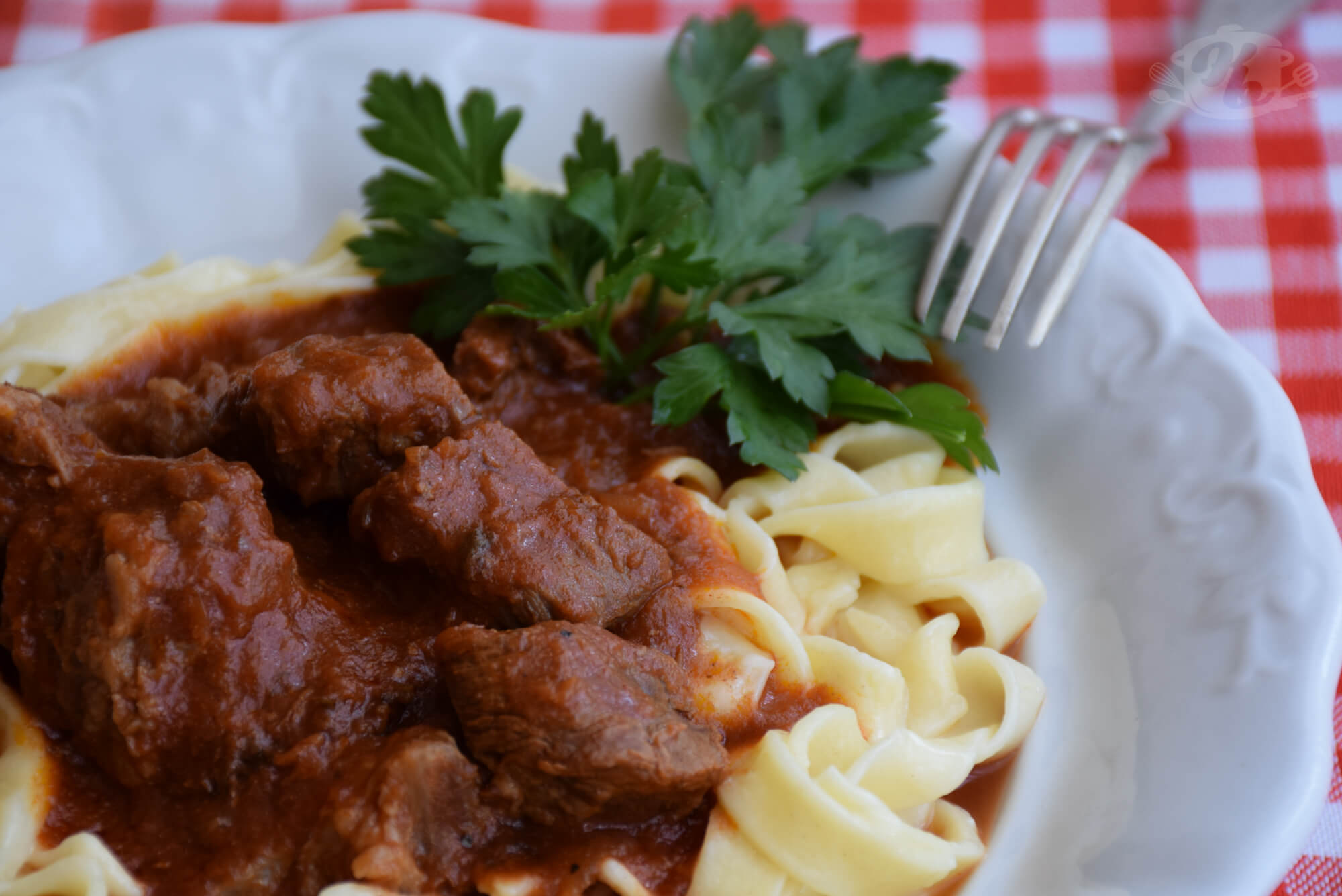 Juneći ragu sa domaćom testeninom