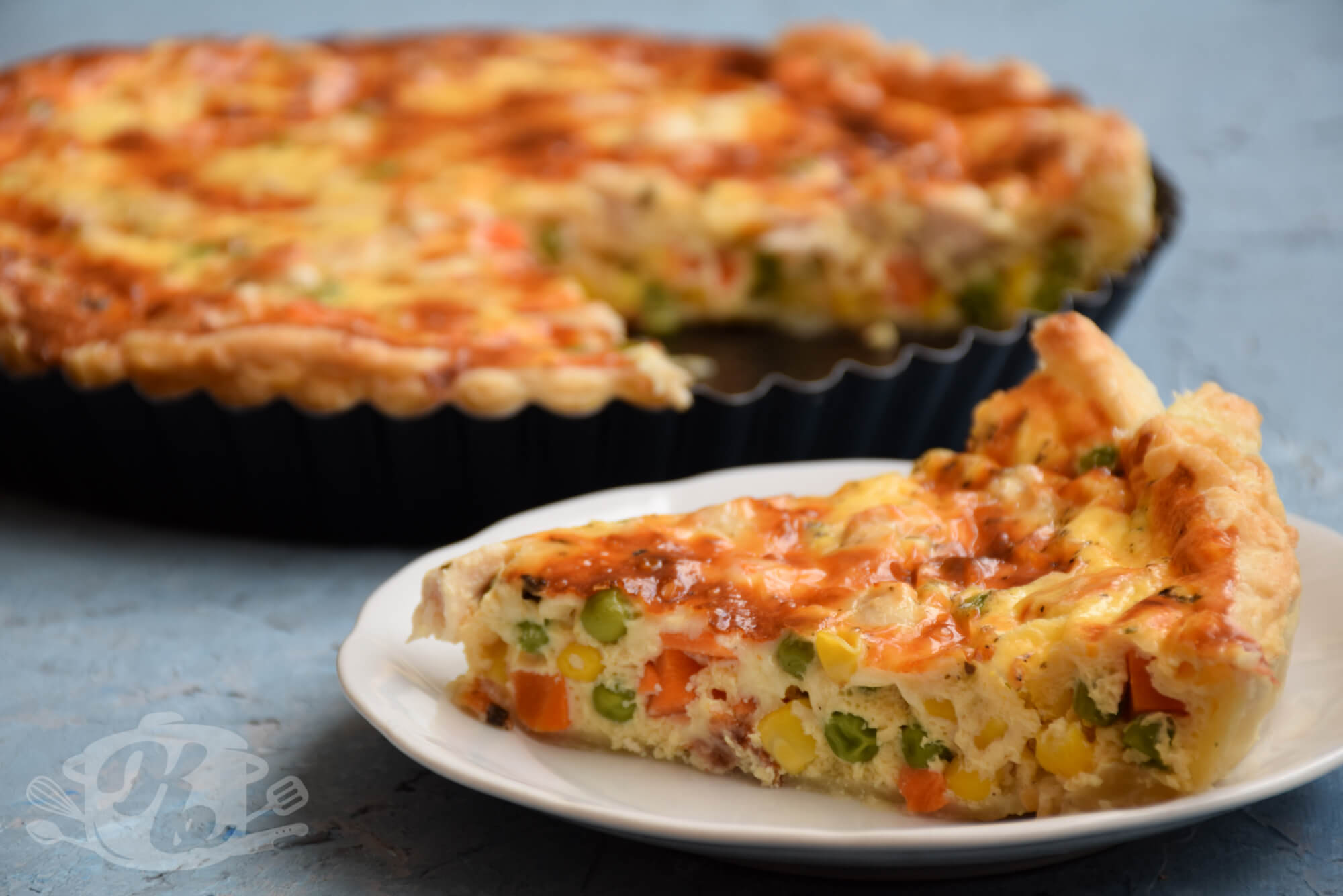 Kiš (Quiche) od gotovog lisnatog testa sa povrćem i belim mesom